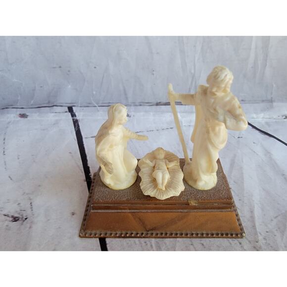 Vintage Miniature Nativity Scene On Base Plastic Made in Italy 3in tall Read - Picture 2 of 9